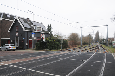 909540 Gezicht op de Oosterspoorweg te Utrecht, vanaf de spoorwegovergang in de Zonstraat, met links de voormalige ...